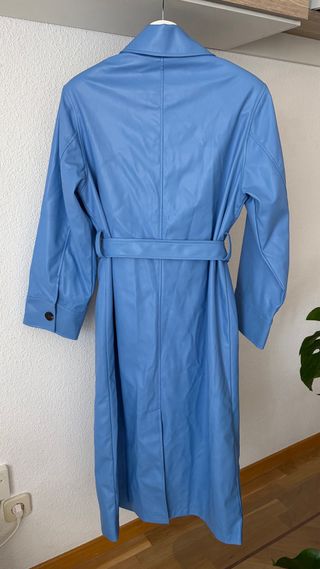 Trench efecto piel oversize NA-KD