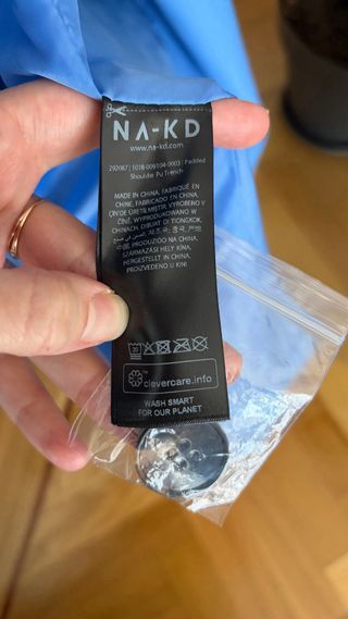 Trench efecto piel oversize NA-KD