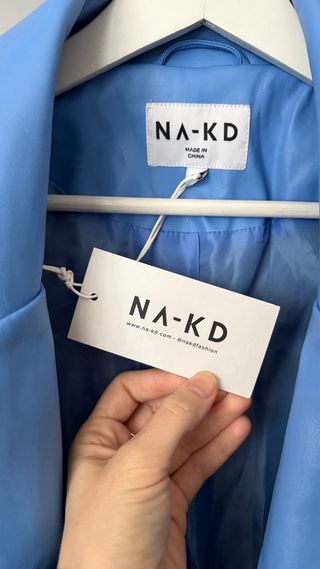 Trench efecto piel oversize NA-KD