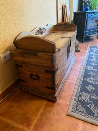Baúl de madera con detalles tallados