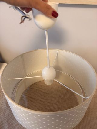 Lámpara infantil beige y blanca