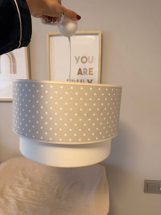 Lámpara infantil beige y blanca