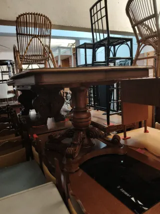 Tavolo allungabile intarsiato in legno