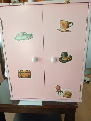 Armario de muñecas vintage rosa