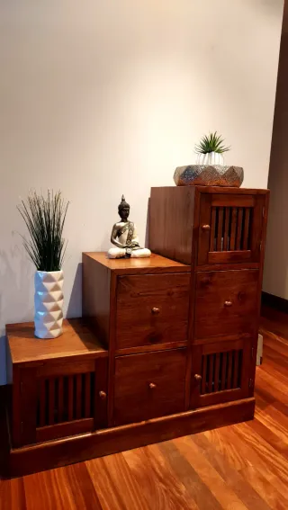 Mueble de teca escalonado