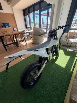 Stark Varg SM Supermoto Eléctrica – 80 CV – Snow W