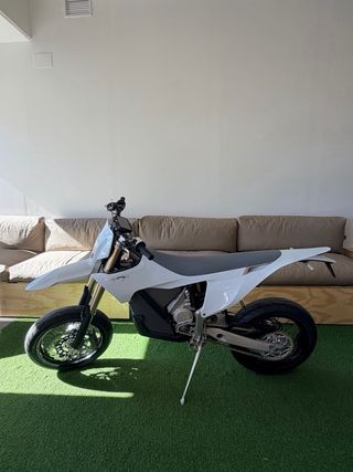 Stark Varg SM Supermoto Eléctrica – 80 CV – Snow W
