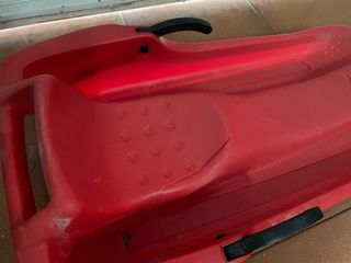 Trineo de nieve rojo