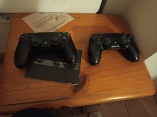 PS4  (2023)  con dos mandos, y  minecraft