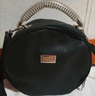 Bolso negro redondo con asa espiral