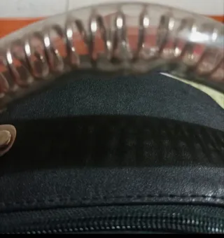 Bolso negro redondo con asa espiral