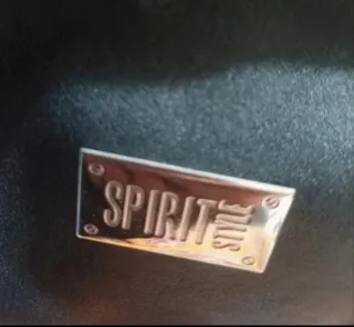 Bolso negro redondo con asa espiral