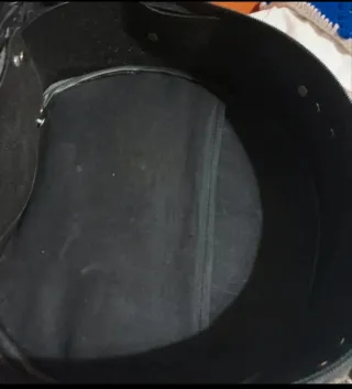 Bolso negro redondo con asa espiral