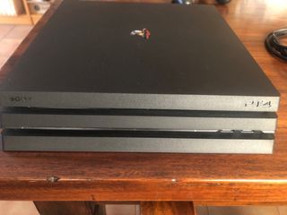Consola PS4 Pro Sony Negra + Mando + Cables