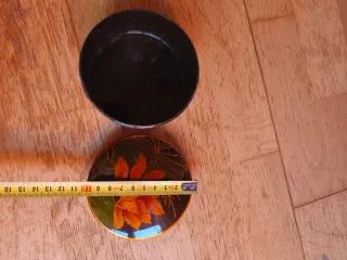 Caja redonda antigua decorada