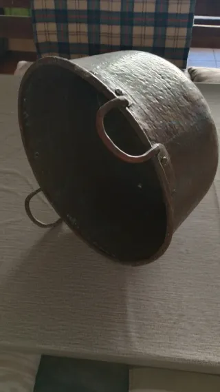 Grande pentola di rame antico