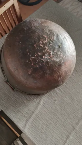 Grande pentola di rame antico