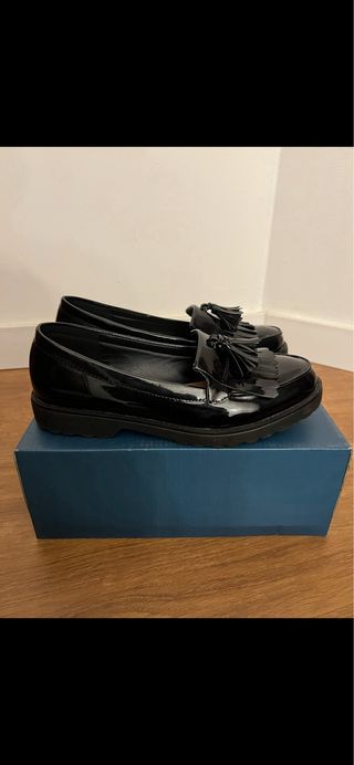 Mocasines charol Marypaz negros número 39.