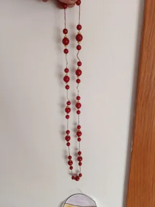 Collar antiguo con cuentas rojas y doradas