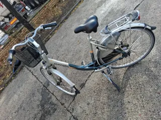 Bicicleta Gazelle plateada con cesta