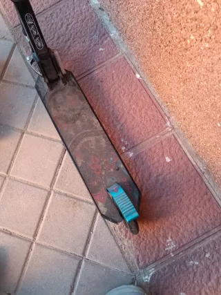 Patinete infantil azul y negro