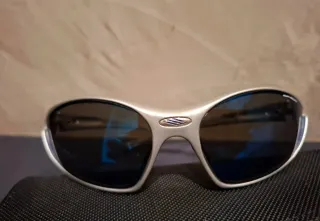 Occhiali da sole argento e blu