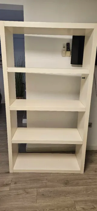 Estantería blanca de madera