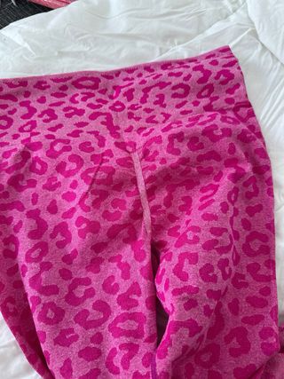 Leggings rosas con estampado animal print