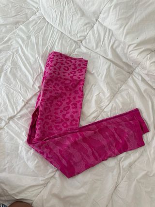 Leggings rosas con estampado animal print