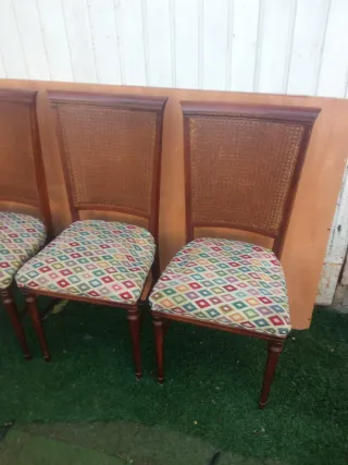 Seis sillas antiguas de rejilla