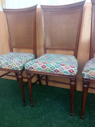 Seis sillas antiguas de rejilla