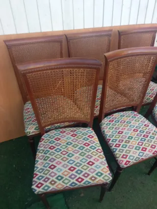 Seis sillas antiguas de rejilla