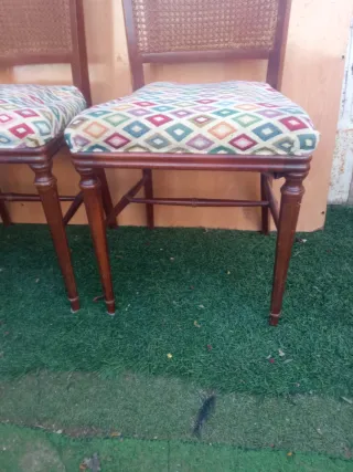 Seis sillas antiguas de rejilla