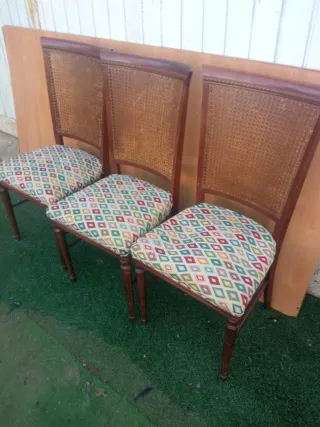 Seis sillas antiguas de rejilla