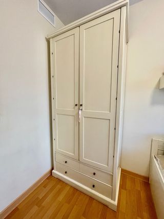 Armario madera blanco crema moderno. Buen estado.