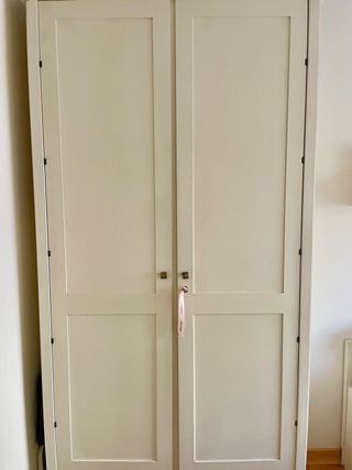 Armario madera blanco crema moderno. Buen estado.