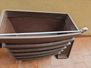 6 Vasi in resina con piatti marroni