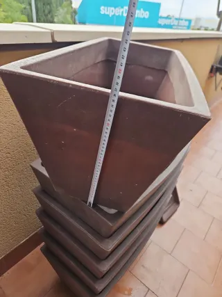 6 Vasi in resina con piatti marroni