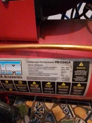 Compresor de aire rojo. Manguera 10 mts