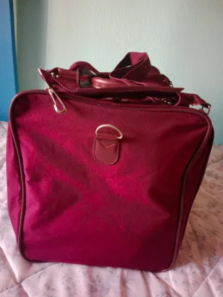 Bolso de viaje color burdeos