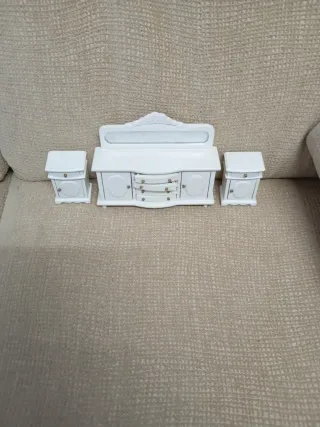 Cómoda y mesitas de noche blancas casa de muñecas