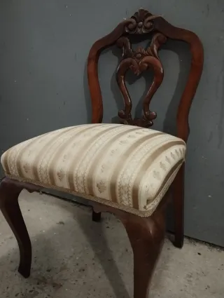 Silla antigua de madera y tela