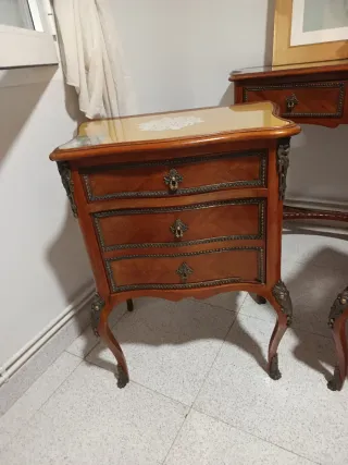Mesitas y tocador antiguo madera y cristal