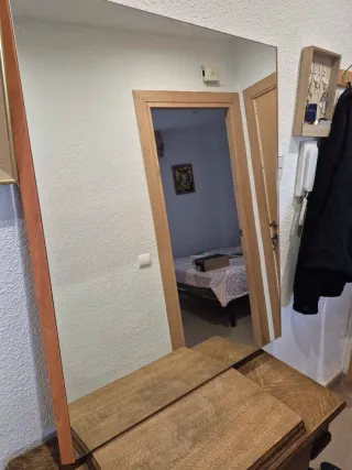 Espejo de cristal y borde de madera