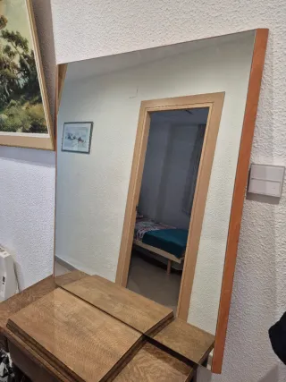 Espejo de cristal y borde de madera