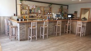Tables chaises tabourets en bois. Bar, restaurant