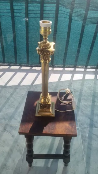 Pie de lámpara dorado de los años 80 estilo clásic