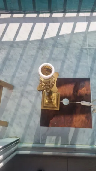 Pie de lámpara dorado de los años 80 estilo clásic