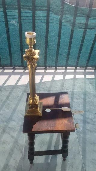 Pie de lámpara dorado de los años 80 estilo clásic