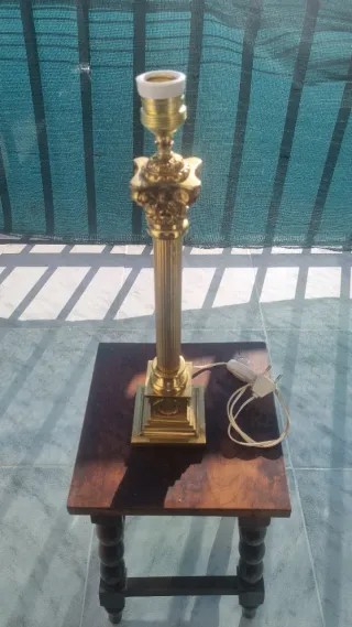 Pie de lámpara dorado de los años 80 estilo clásic
